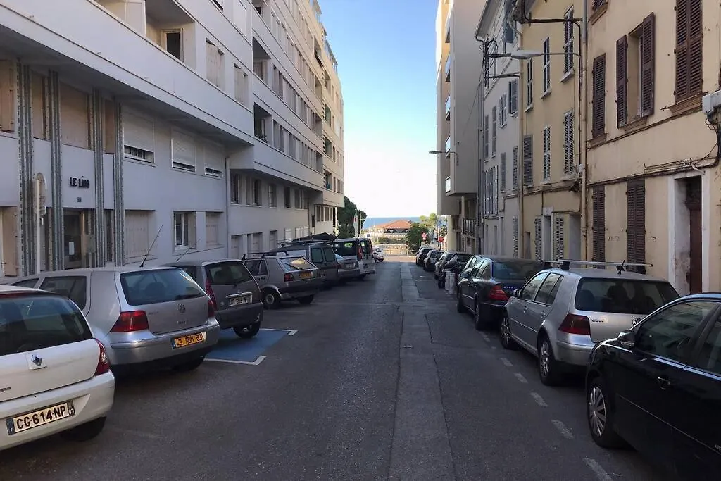 La Petite Oasis, Newly Renovated Apartment Toulon 0*,  France